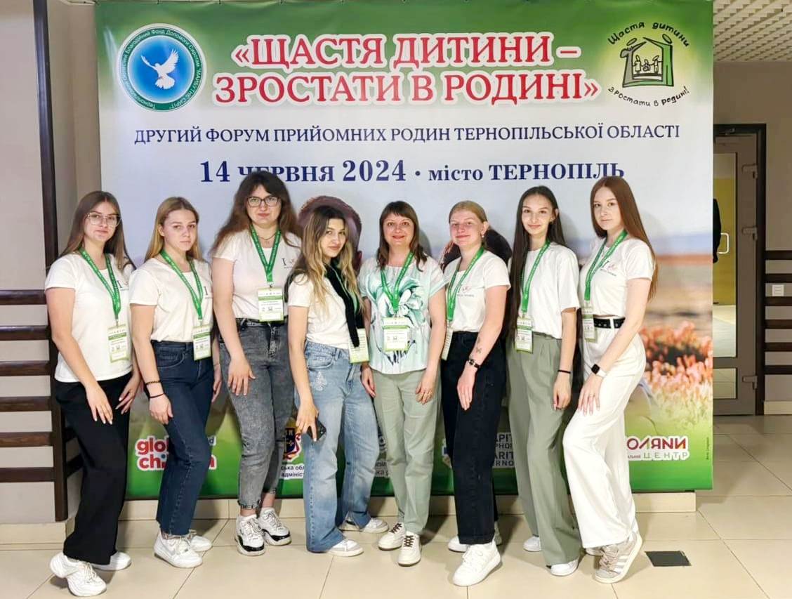 Студенти-волонтери  і доцент кафедри соціальної роботи та менеджменту соціокультурної діяльності Галина Олійник   брали активну участь в обговоренні важливих питань